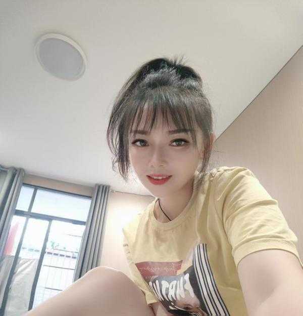 天河区车陂地铁站白皙嫩妹