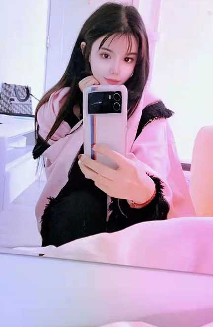 握着腰疯狂后入 她会叫的很大声 很爽