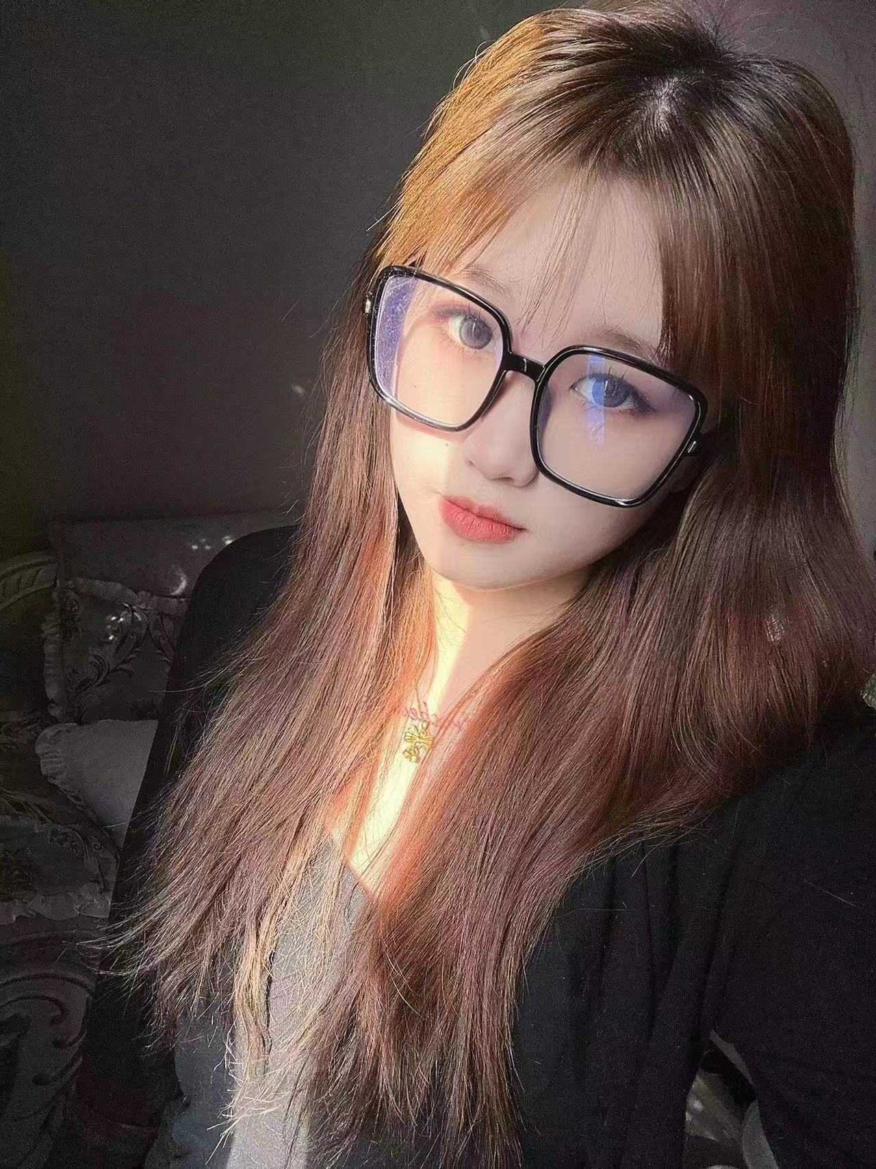 刚下海性价比高的漂亮小妹