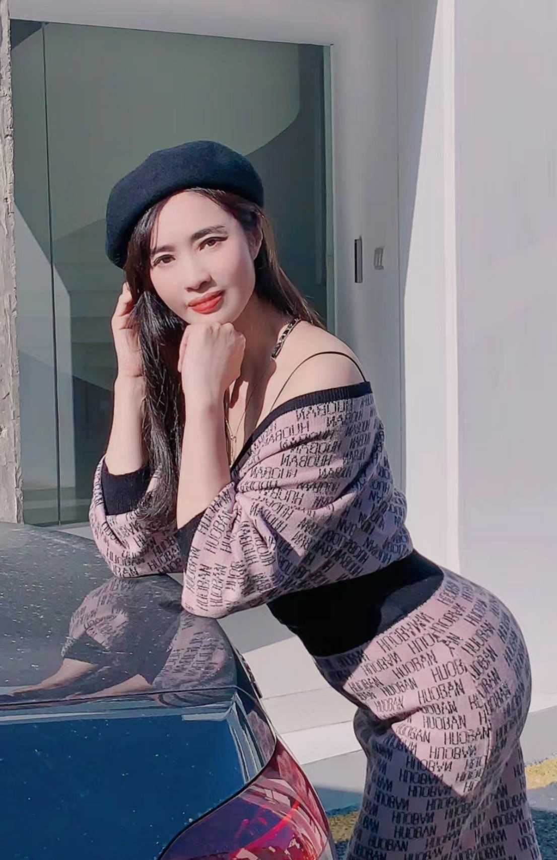 性价比高的高挑熟女