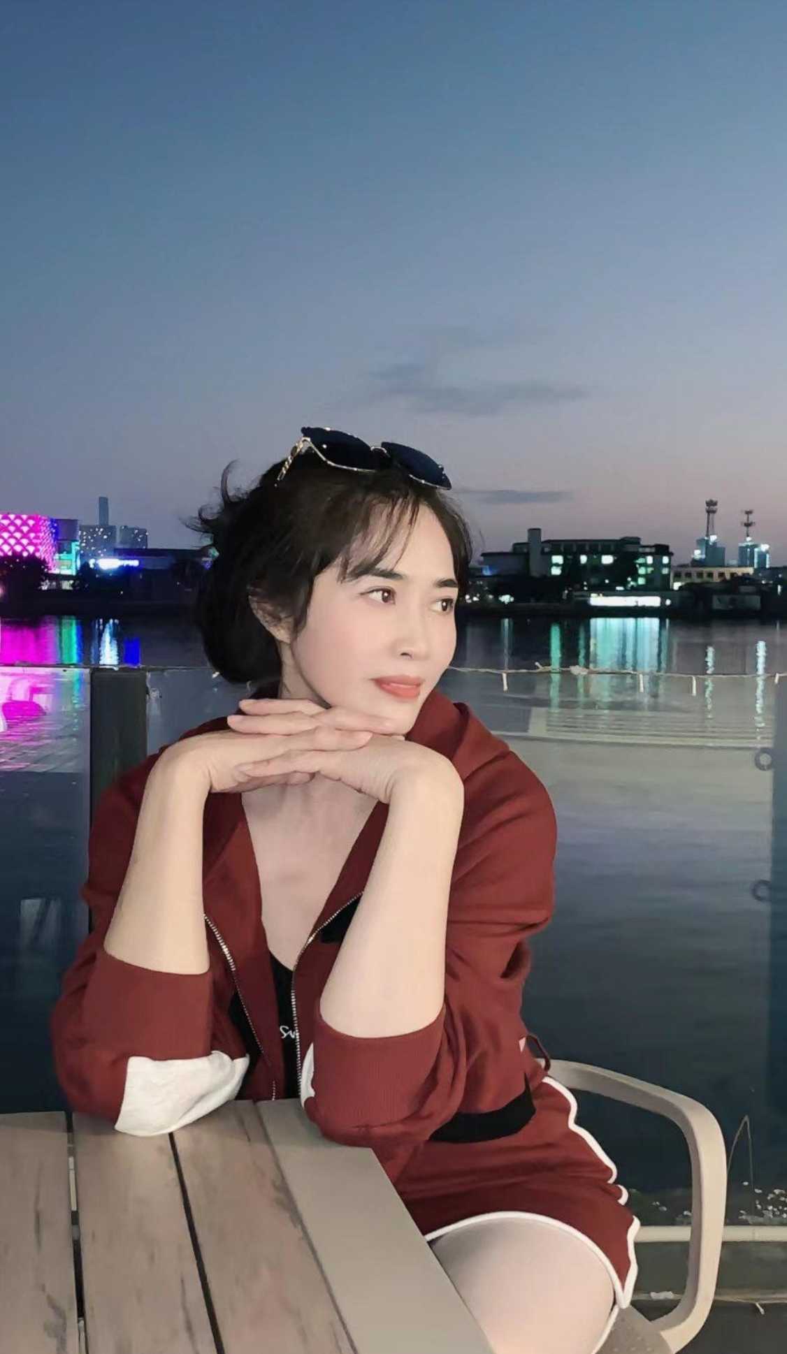 性价比高的高挑熟女