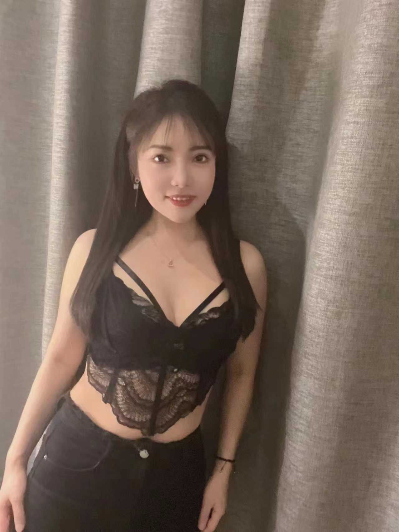 身材丰满的小姐姐