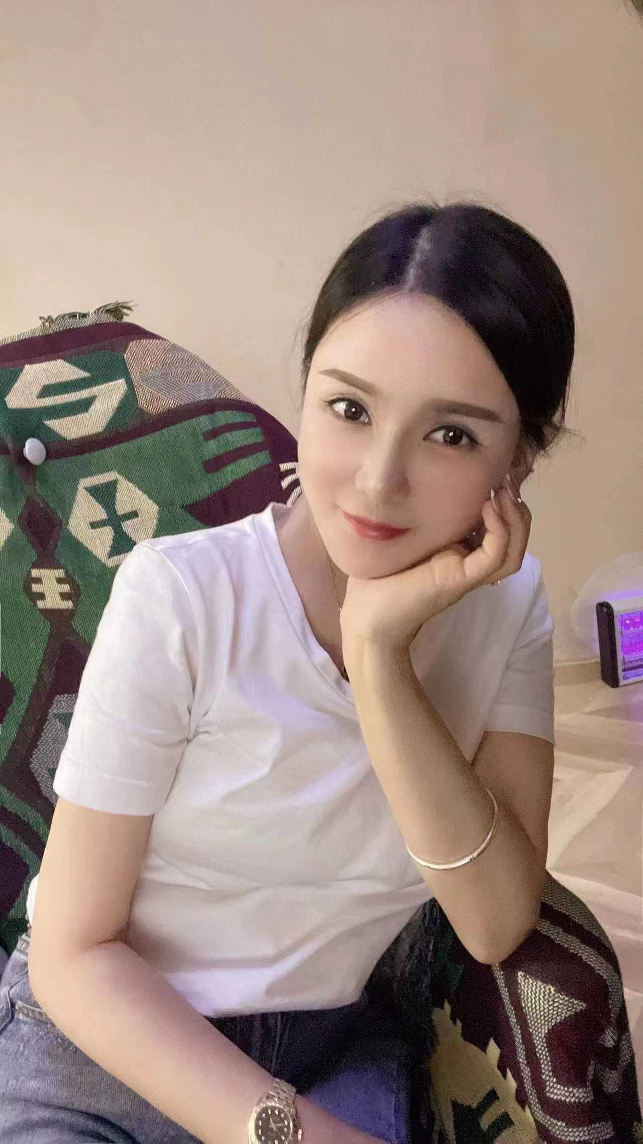 颜值在线，胸很大