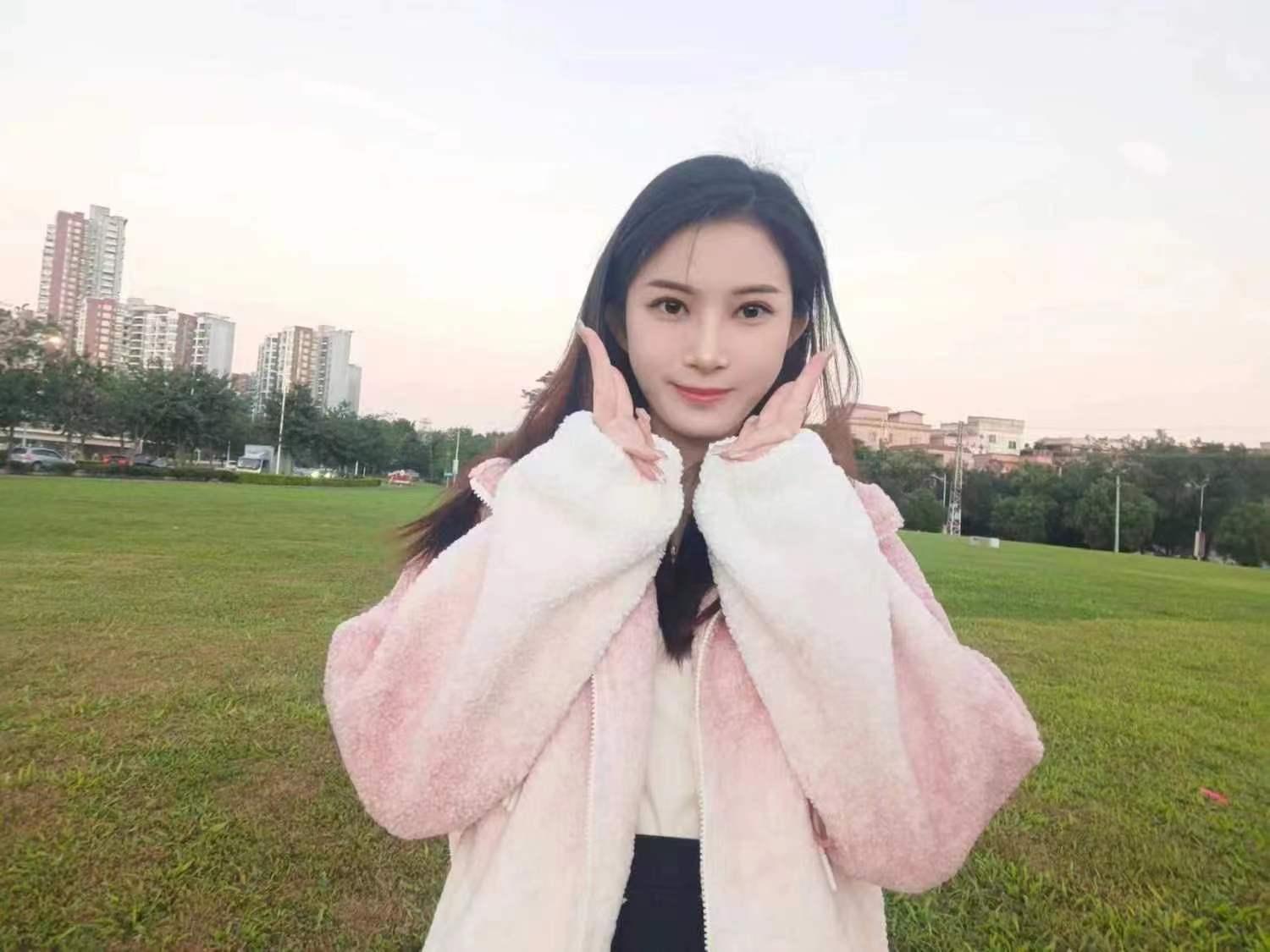 一进门很热情，就上来贴着你