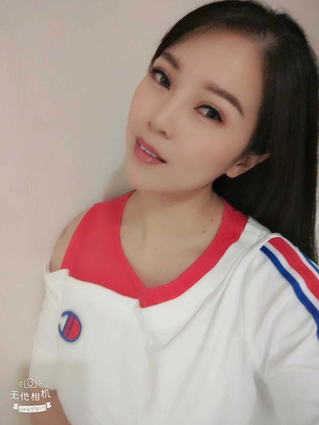 一手抓奶一手摸鲍鱼，爽歪歪