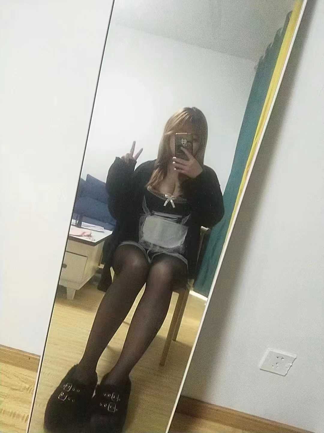 黑丝诱惑金发小妹