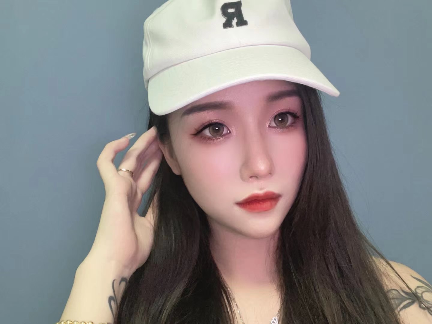 有纹身的性感小美女，值得试试