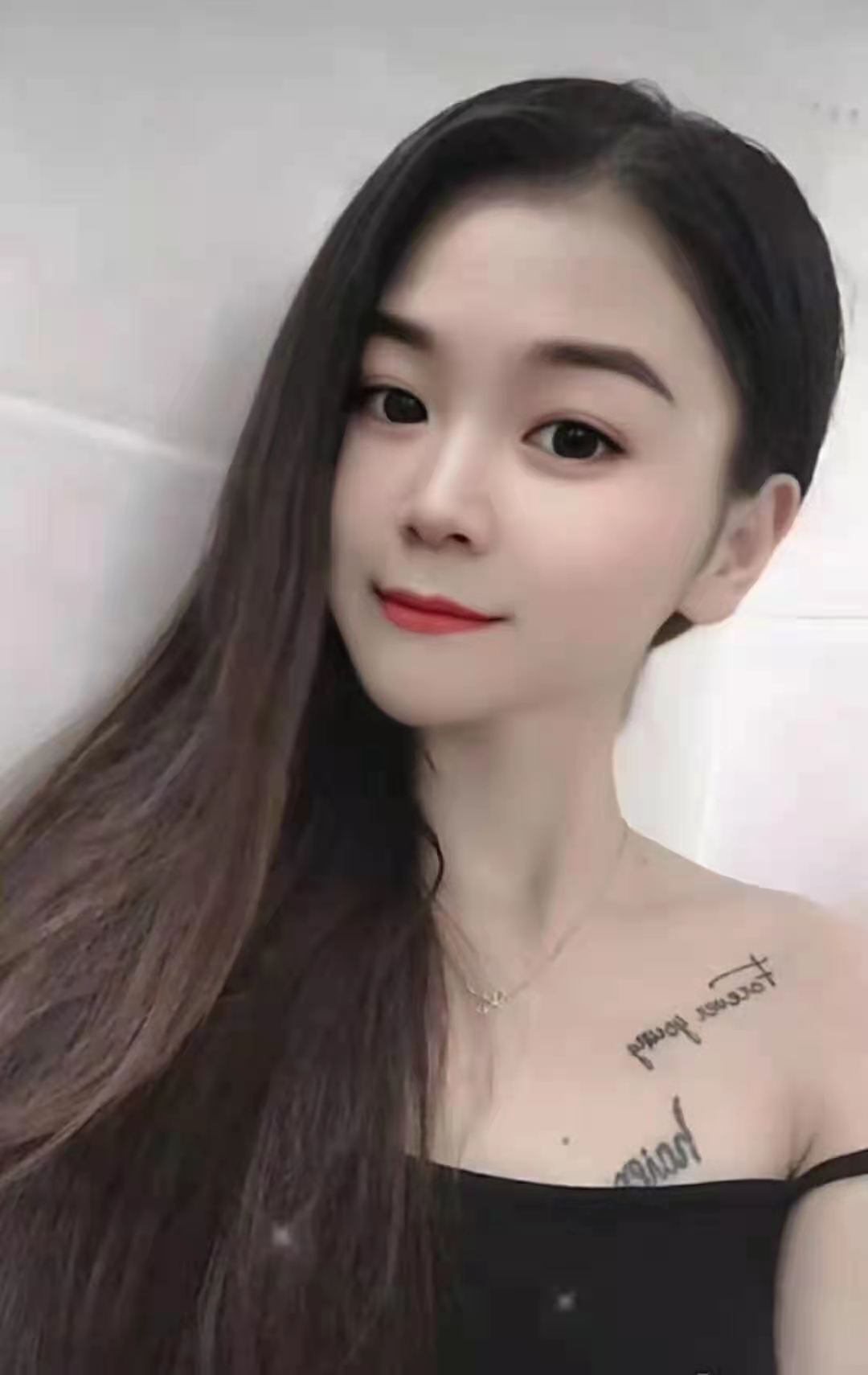夹得很紧舔的舒服的年轻小妹
