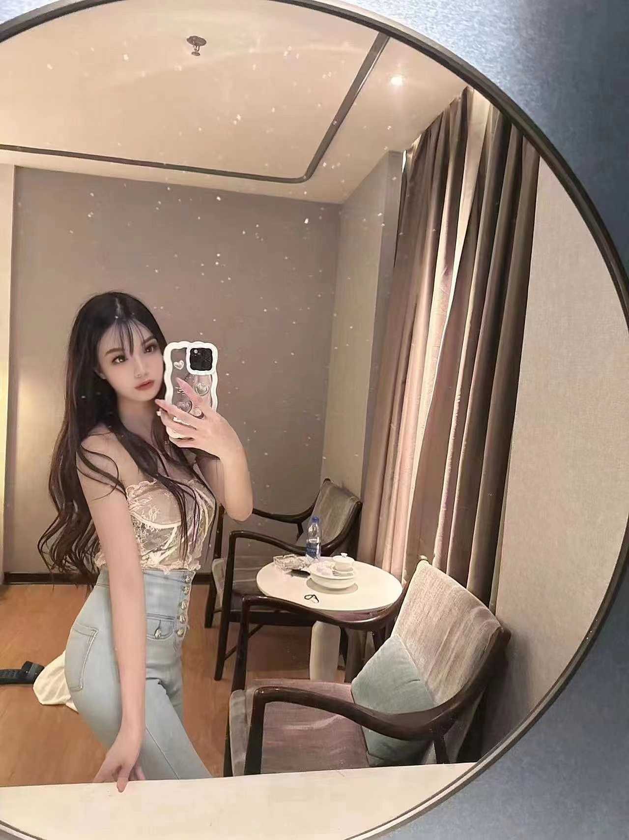 揉着两个胸配合你，叫声非常好听