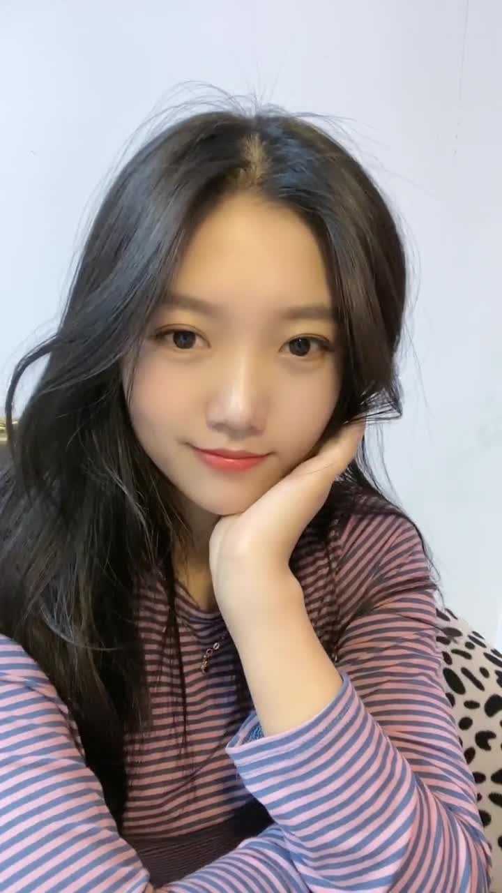 夹的紧，舔的舒服的年轻妹子