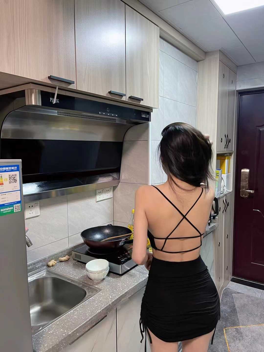 身材不错，皮肤很滑的小姐姐