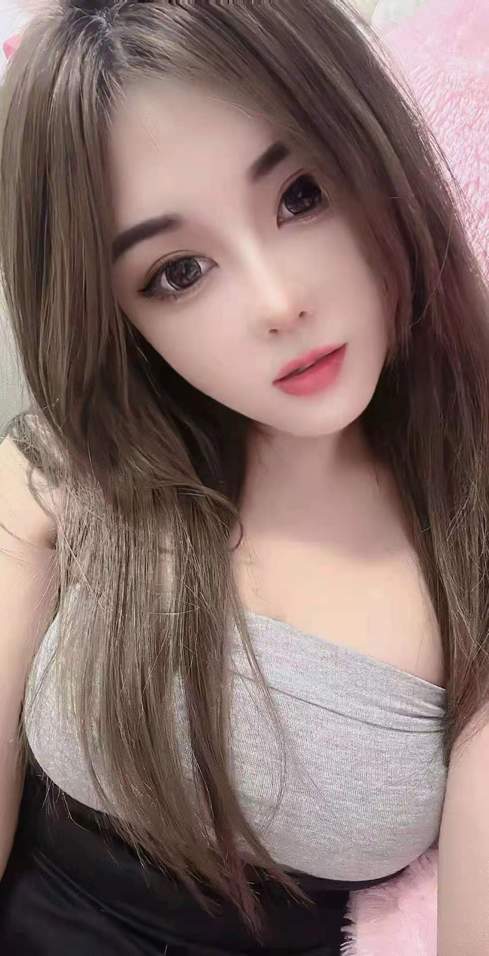 胸很大皮肤很滑的小妹