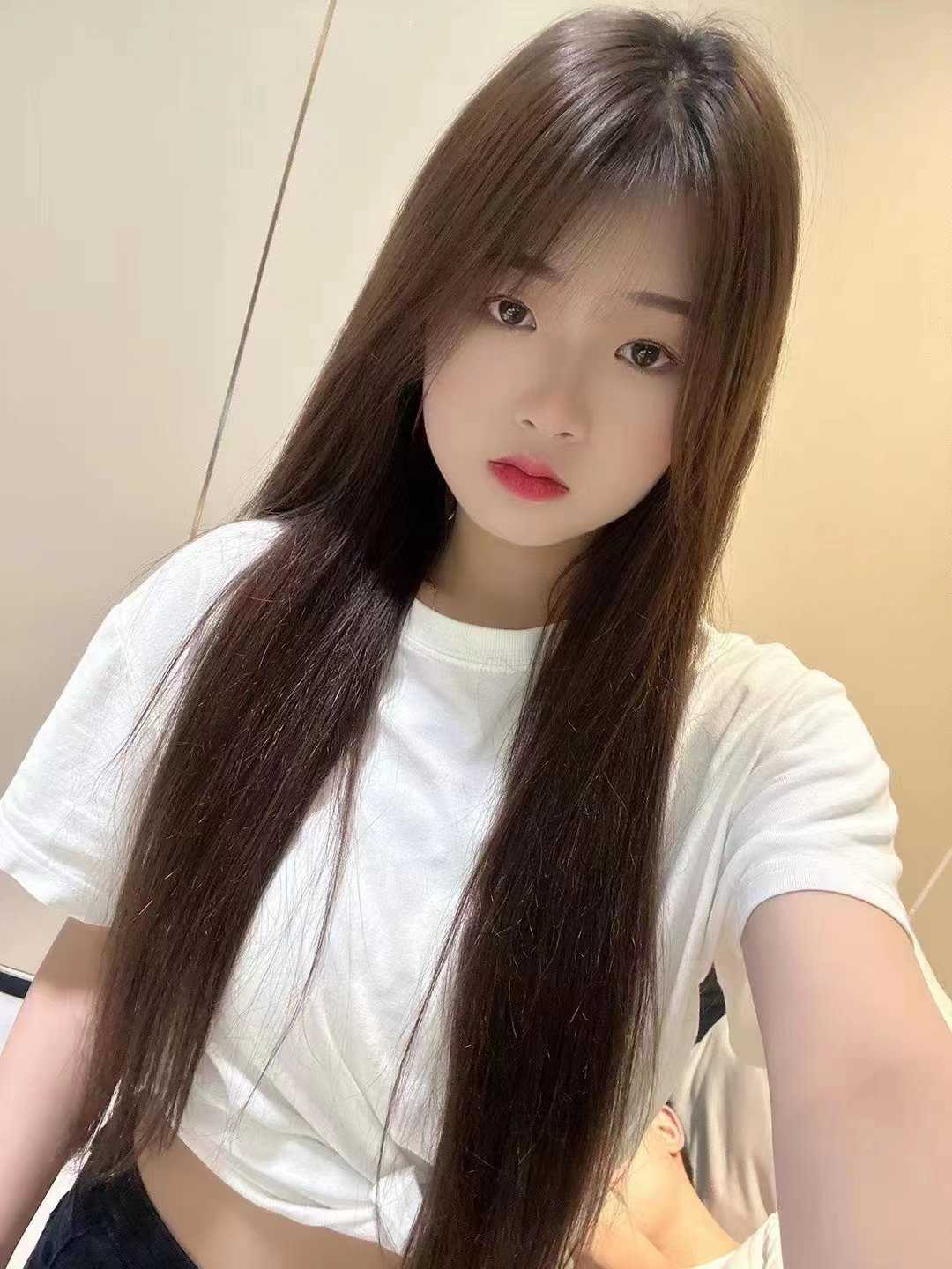 长发年轻的优质妹妹