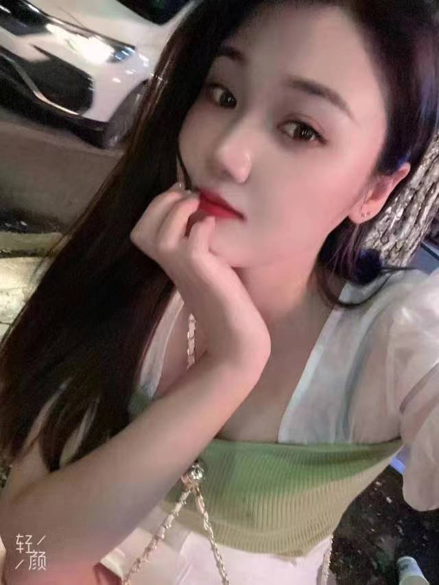 妹子双腿加速摆动，一起释放