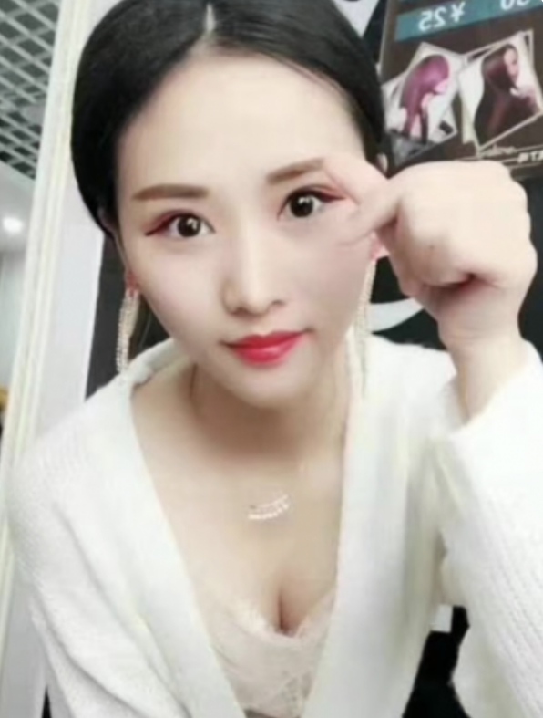 小巧琳珑婀娜多姿身材火辣的小朵儿