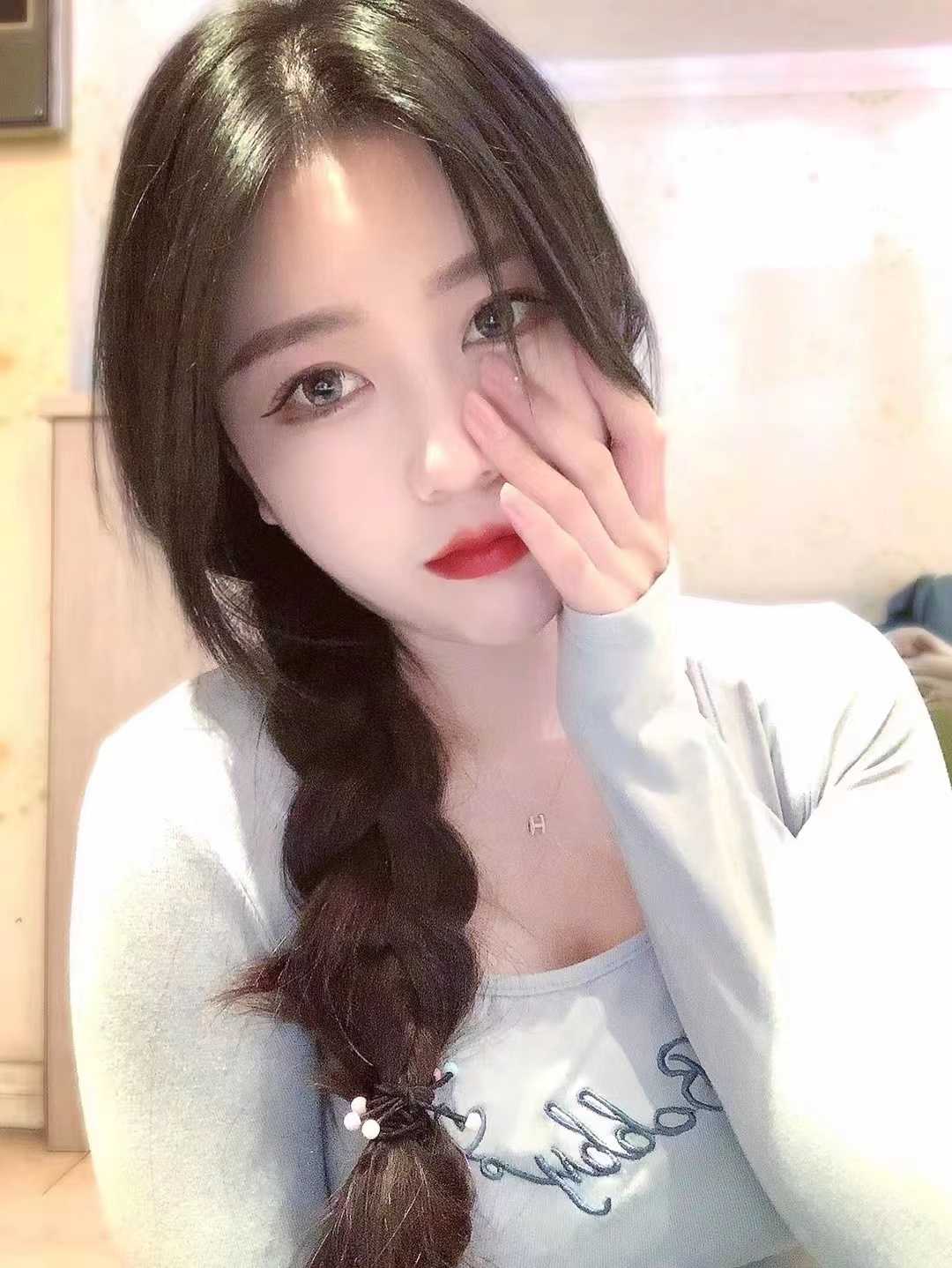 很嫩声音很好听，也不会催人