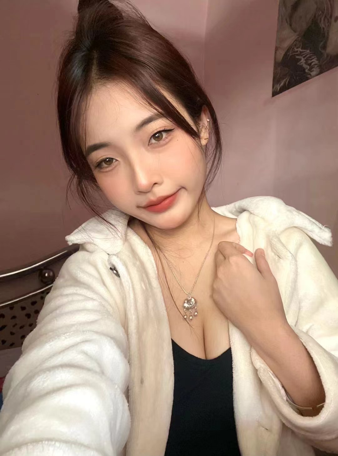 小妹妹很投入，简直是爽到爆