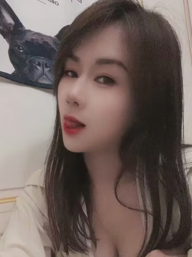 大长舌的性感小妹子