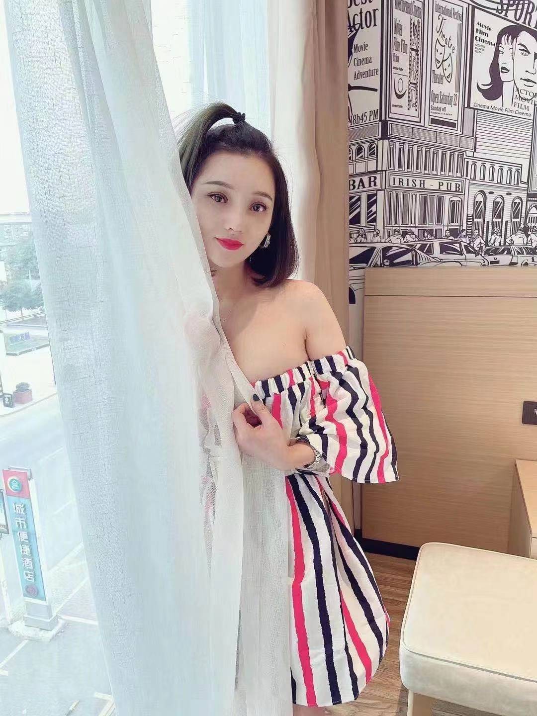 前凸后翘，粉粉嫩嫩，超级诱惑