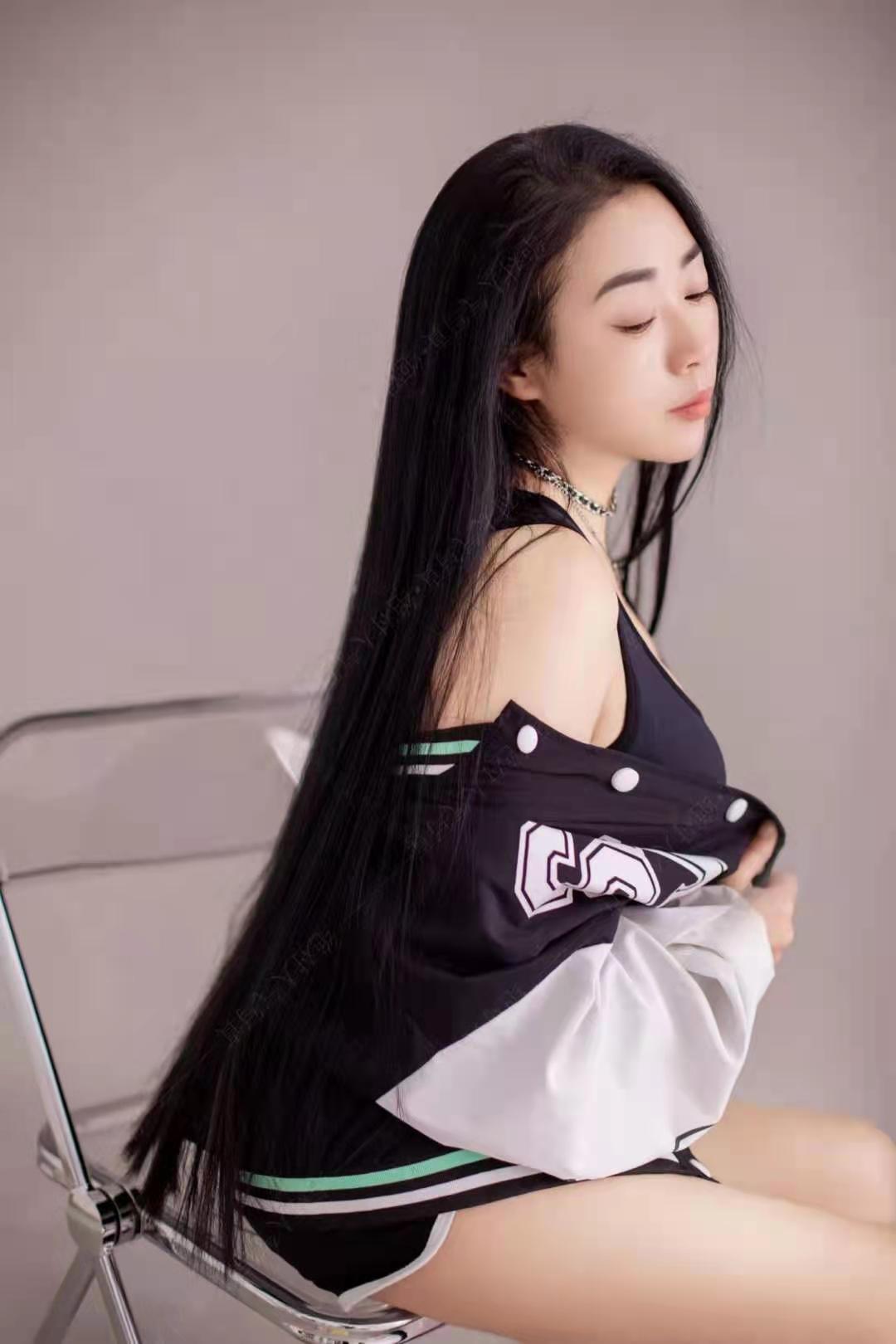 身材丰满的小姐姐