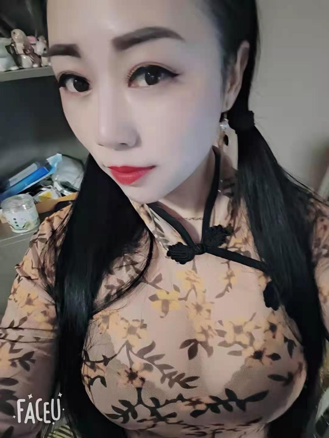 身材丰满的小姐姐