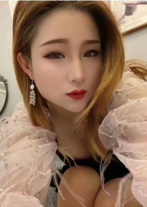 屁股很翘，是蜜桃臀