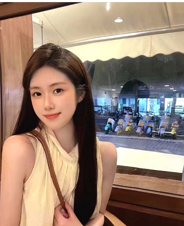 皮肤粉嫩的清纯小姐姐