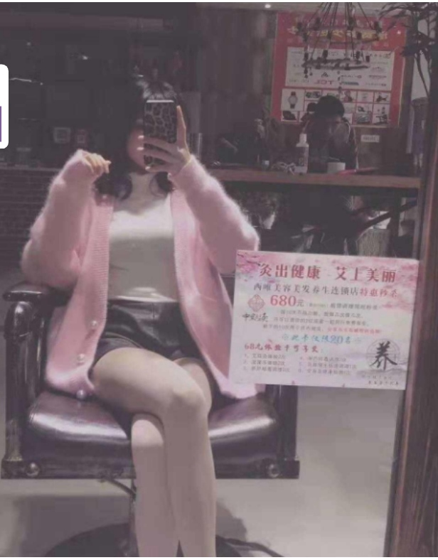 五官精致，前凸后翘