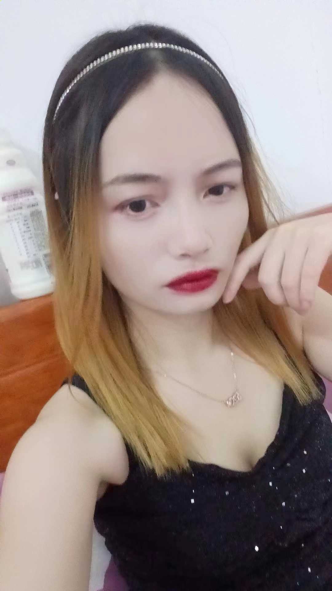 颜值一般但是很划算的小妞