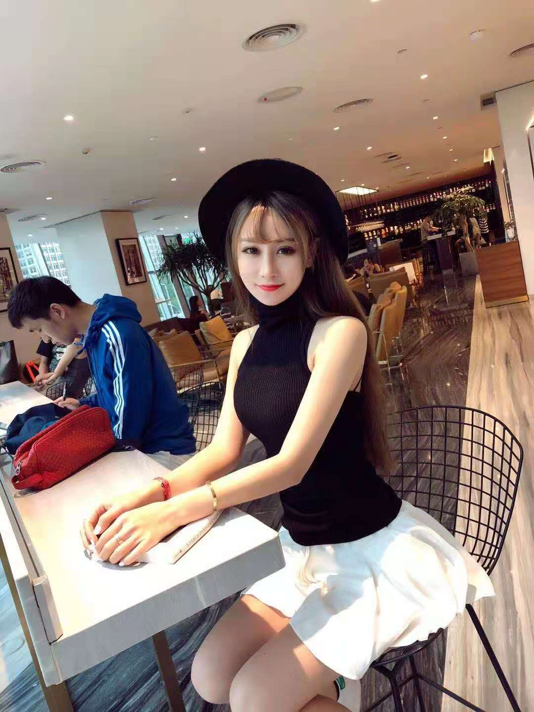 舌头灵活夹的紧的漂亮妹子