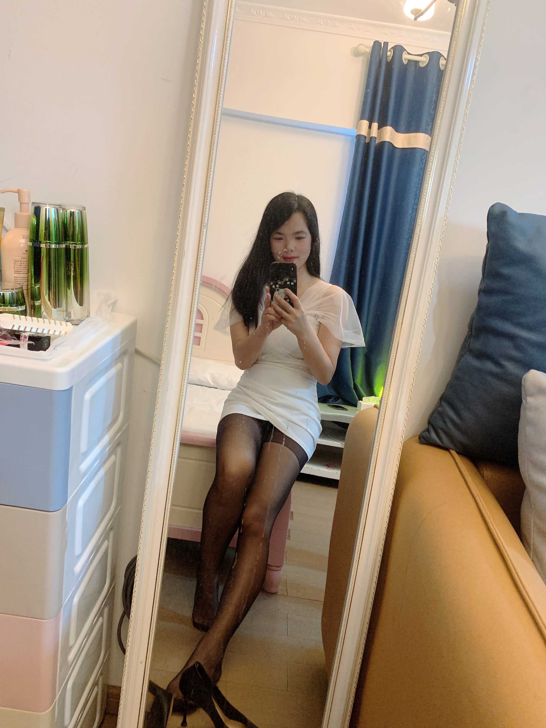 舔的舒服，夹的很紧的漂亮妹子