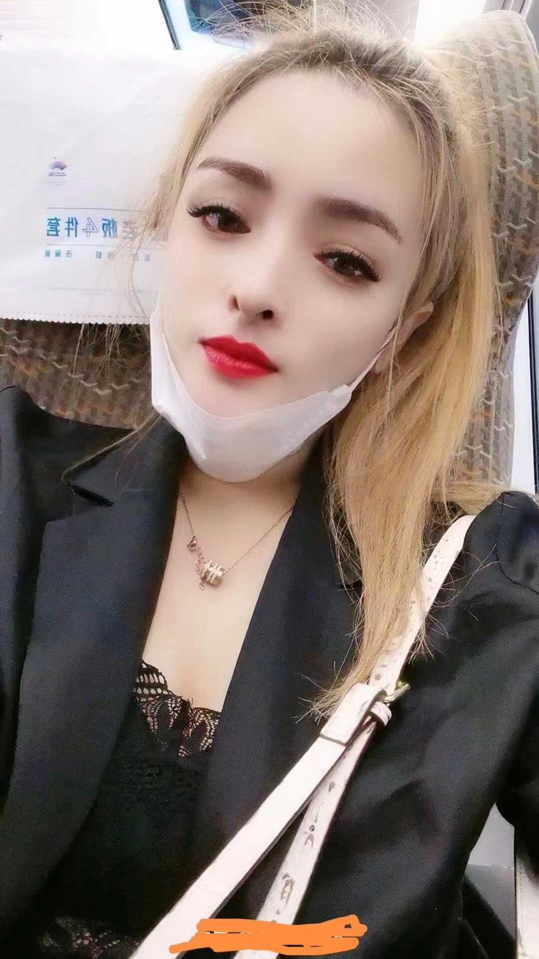 眼神很媚，烈焰红唇