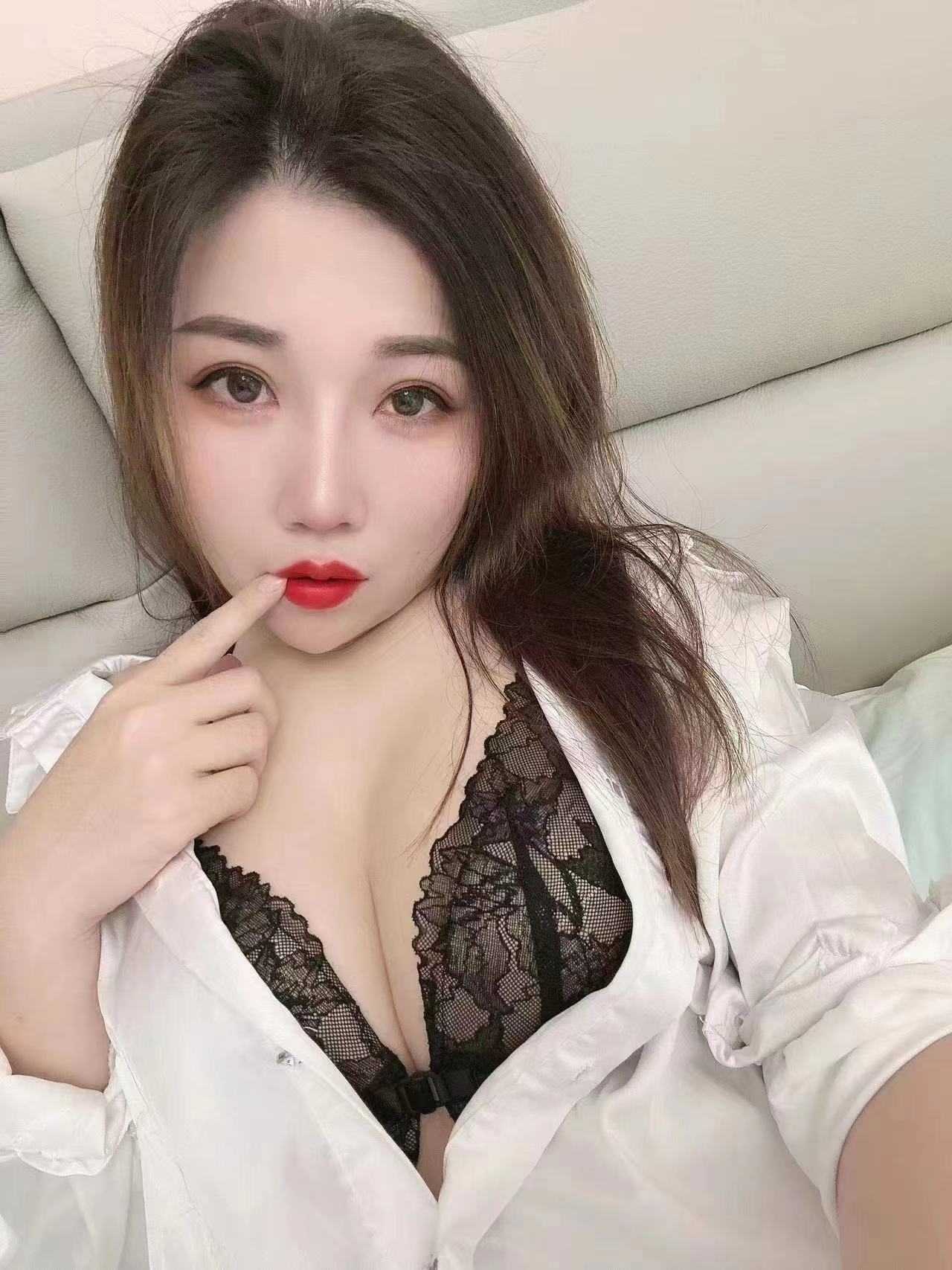 两只大白兔一直在我身上蹭