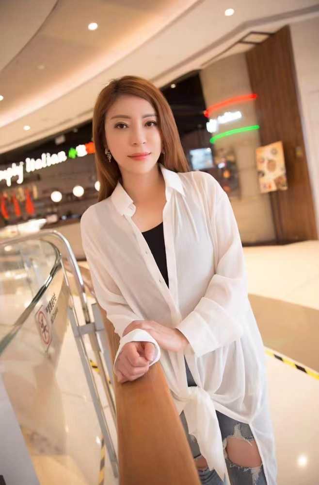 屁股挺翘的，大力的后入很爽