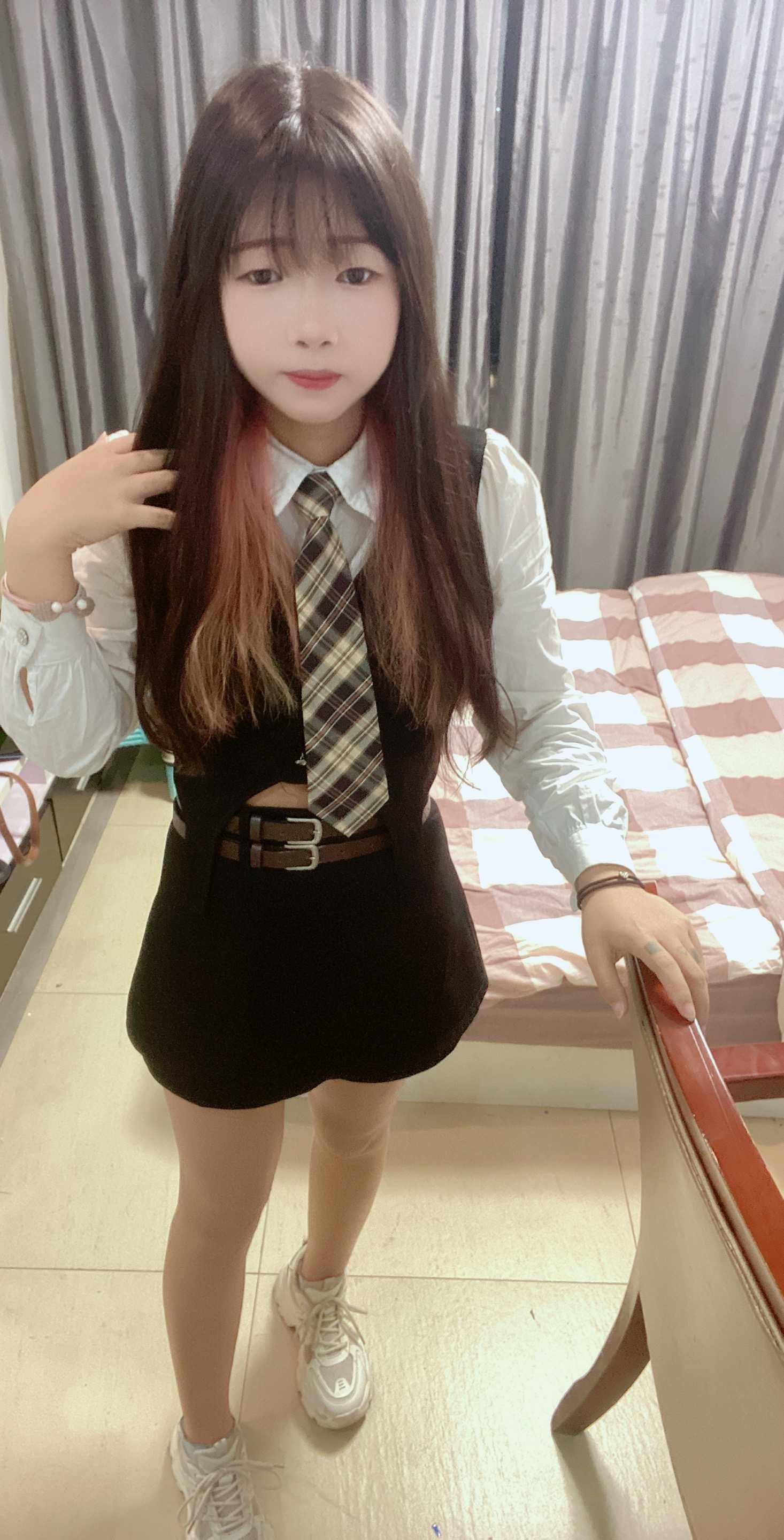 活泼可爱的兼职小妹