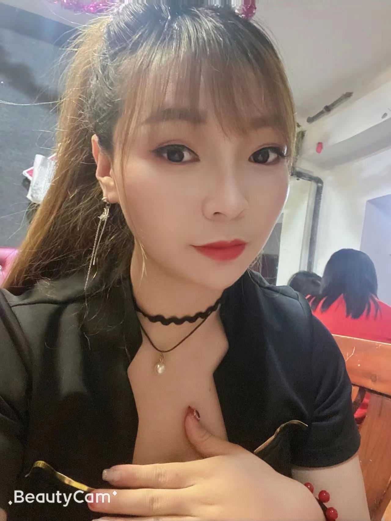 胸很大皮肤白，有耐心，配合度高