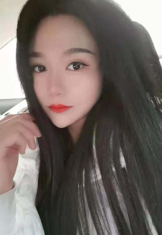 很白身材很好的小姐姐菲菲