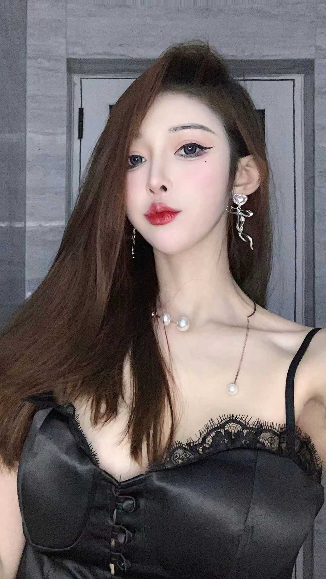 丰满性感大波妹