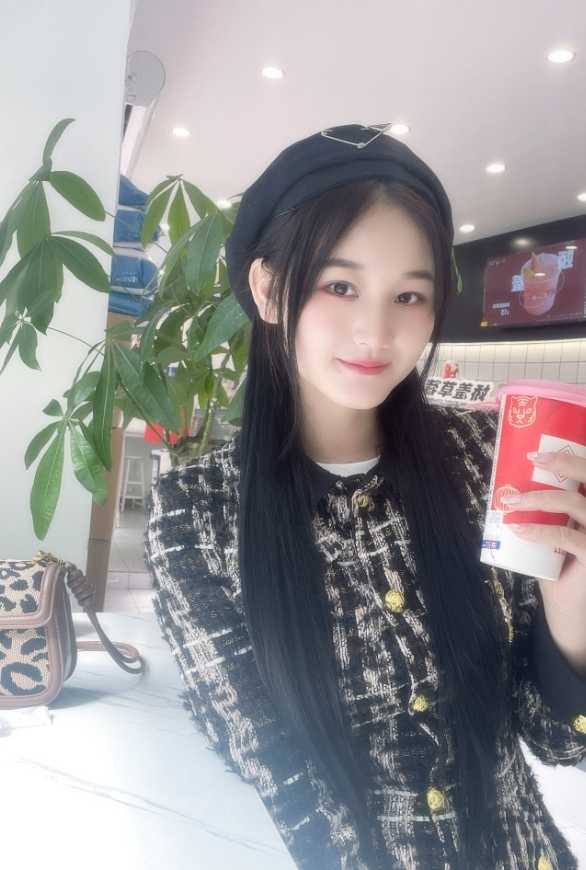 身材也很好，胸大屁股大的