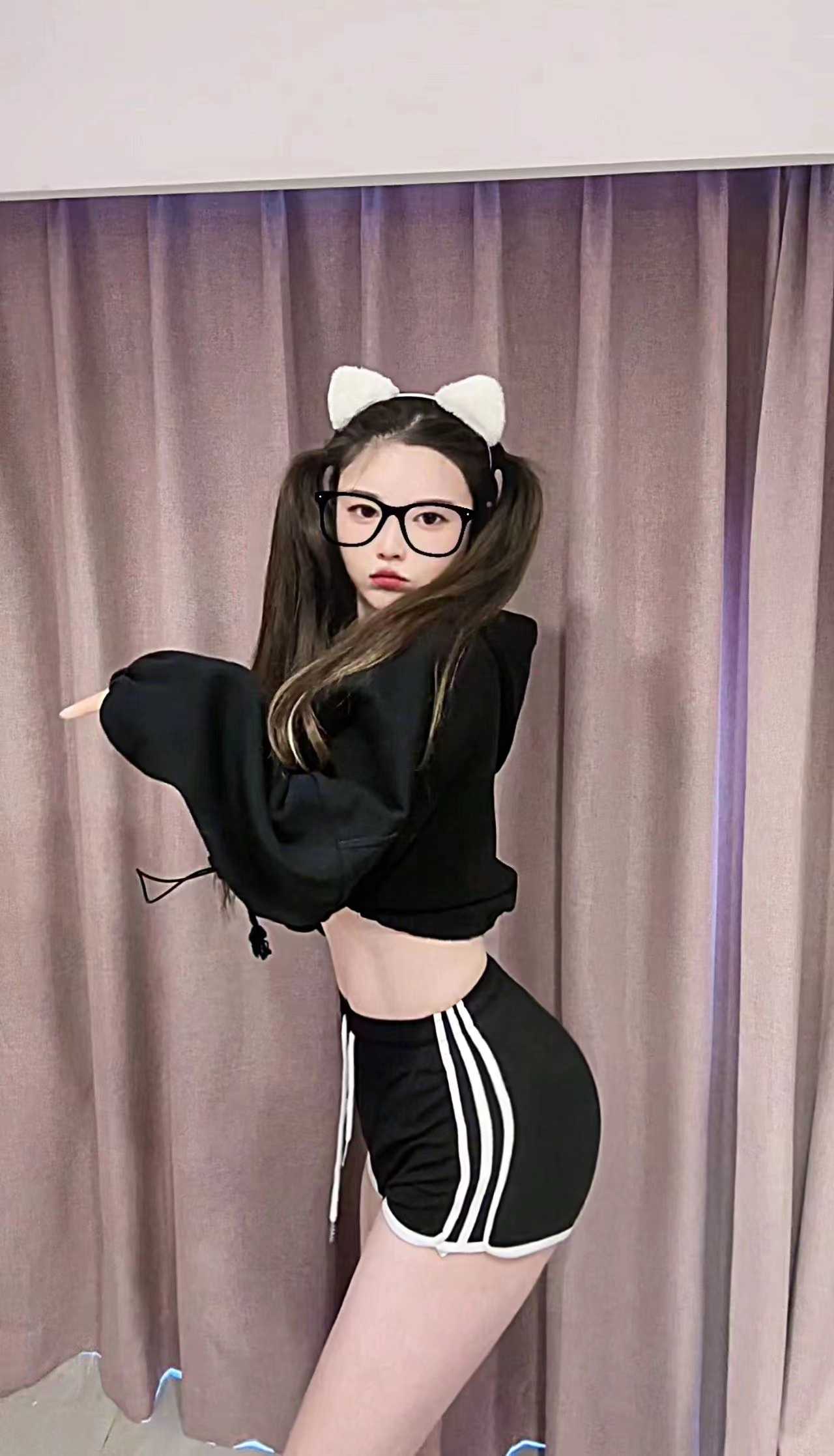 ,胸的形状是圆形.三点粉