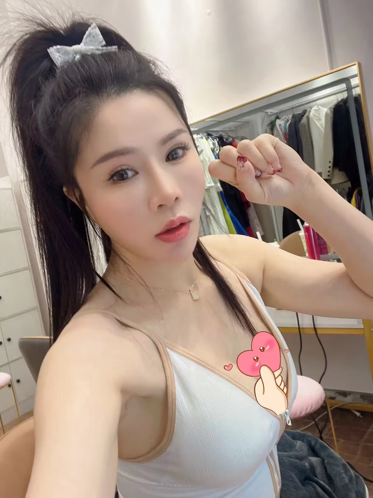 身材苗条，匀称小少妇，sao气十足，