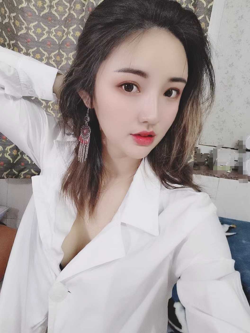 舔的舒服，下面粉嫩紧致的妹子