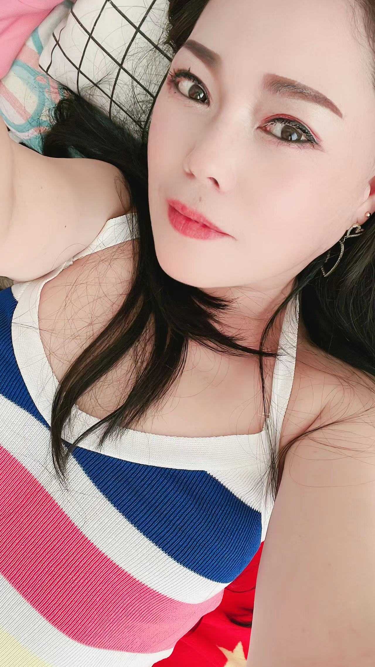 配合默契很妖娆的妹子