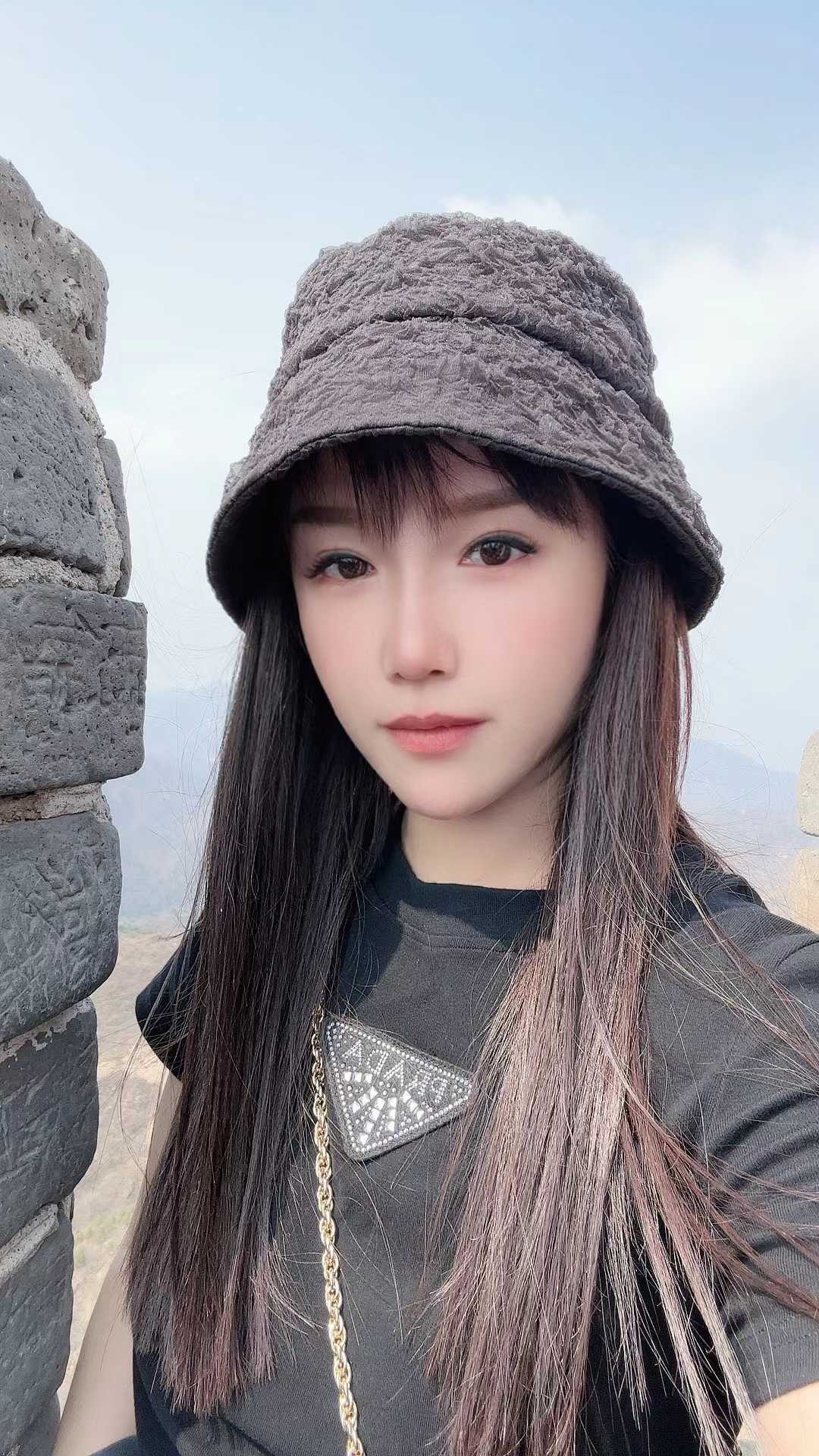 妹子水比较多，胸很粉