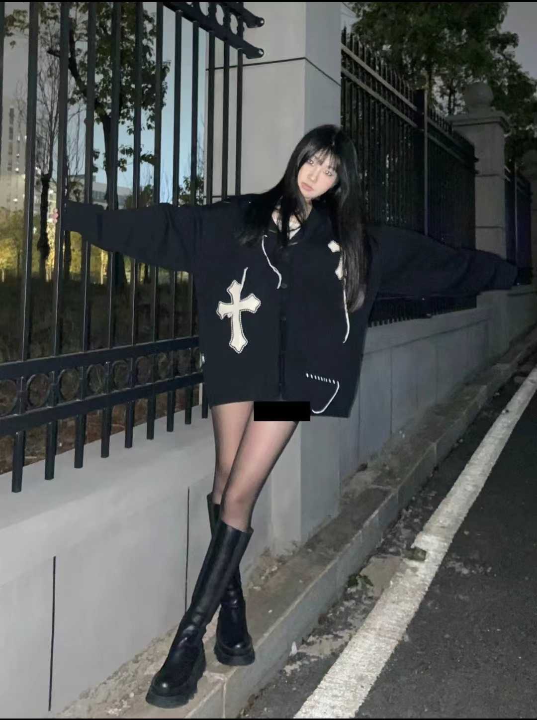 放松全身，穿上丝袜用脚挑逗