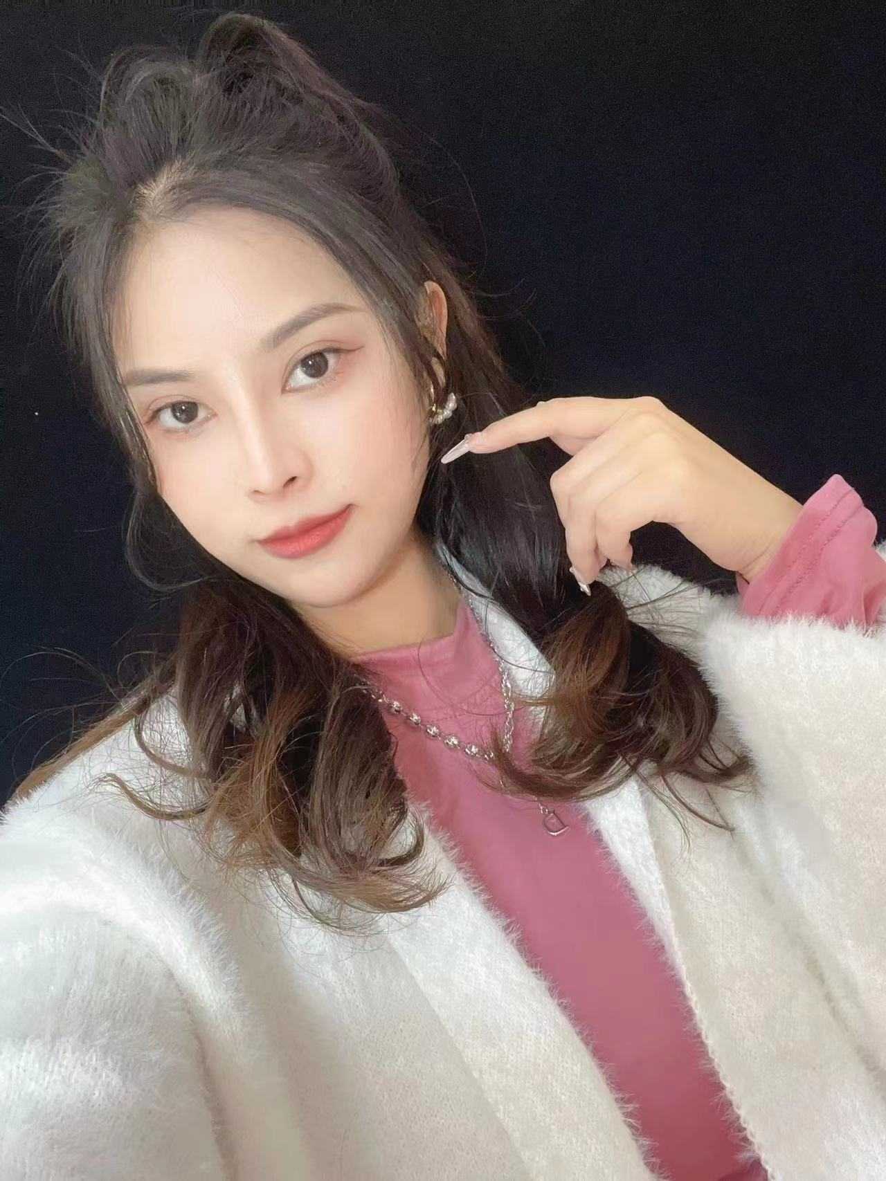 各种姿势随意，叫声动听