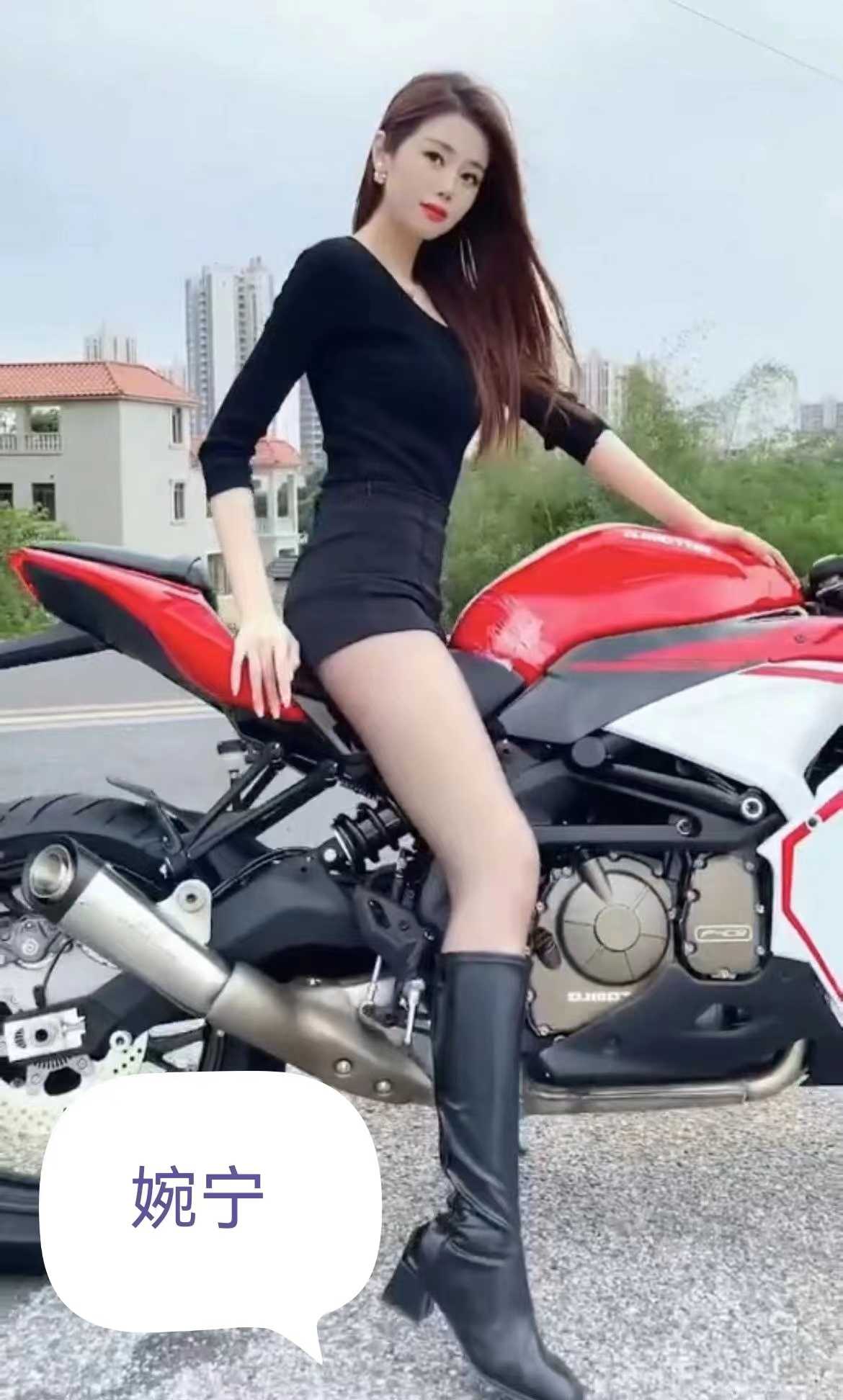 做得很卖力的小姐姐