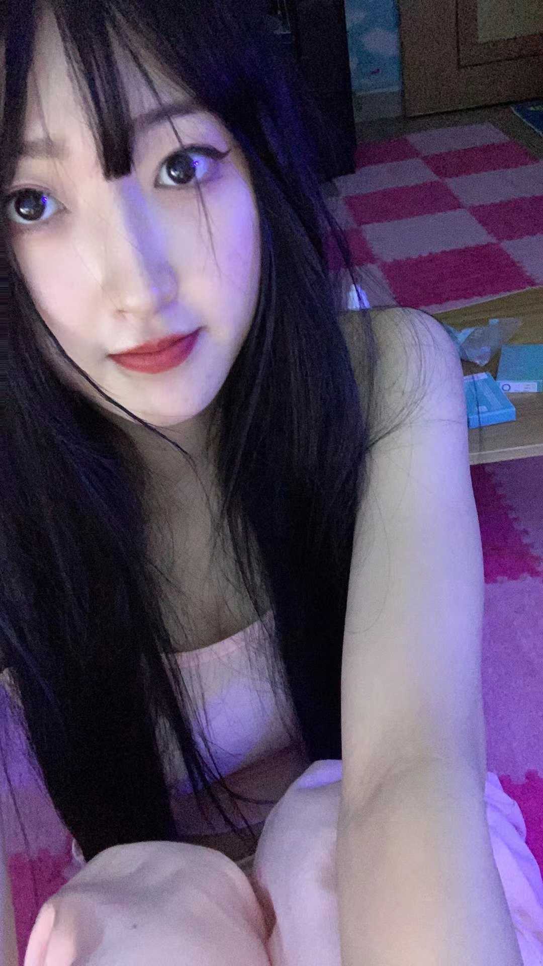 服务热情，下面紧致粉嫩的清纯小妹