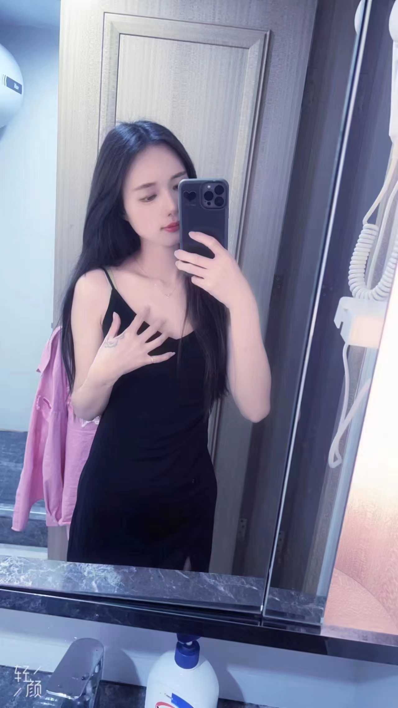 会主动服务的气质美女
