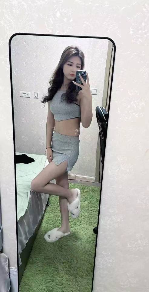 身材相当的优秀，一边上手一边啃